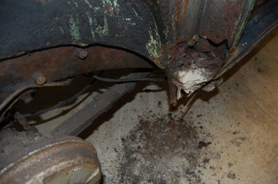 Removing the rear wing revealed several kilos of a concoction of mud, rust and road salt...not a good moment.